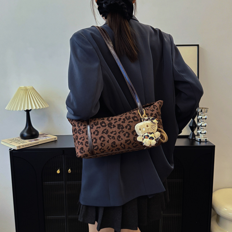 Retro niche leopard print single-shoulder underarm bag for women, 2024 new style, high-end, versatile and fashionable commuter baguette bag Application Scenario