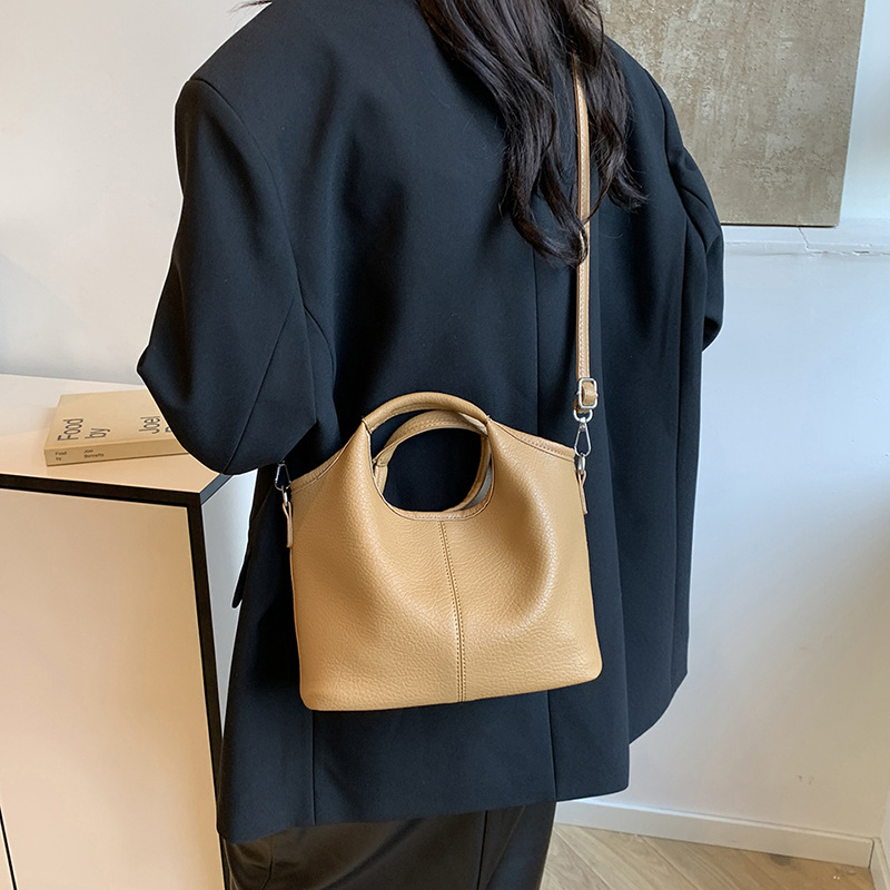 Retro work commuting bag for women, large-capacity 2024 new casual and versatile crossbody bag for women, hand-held mother and child bag Application Scenario