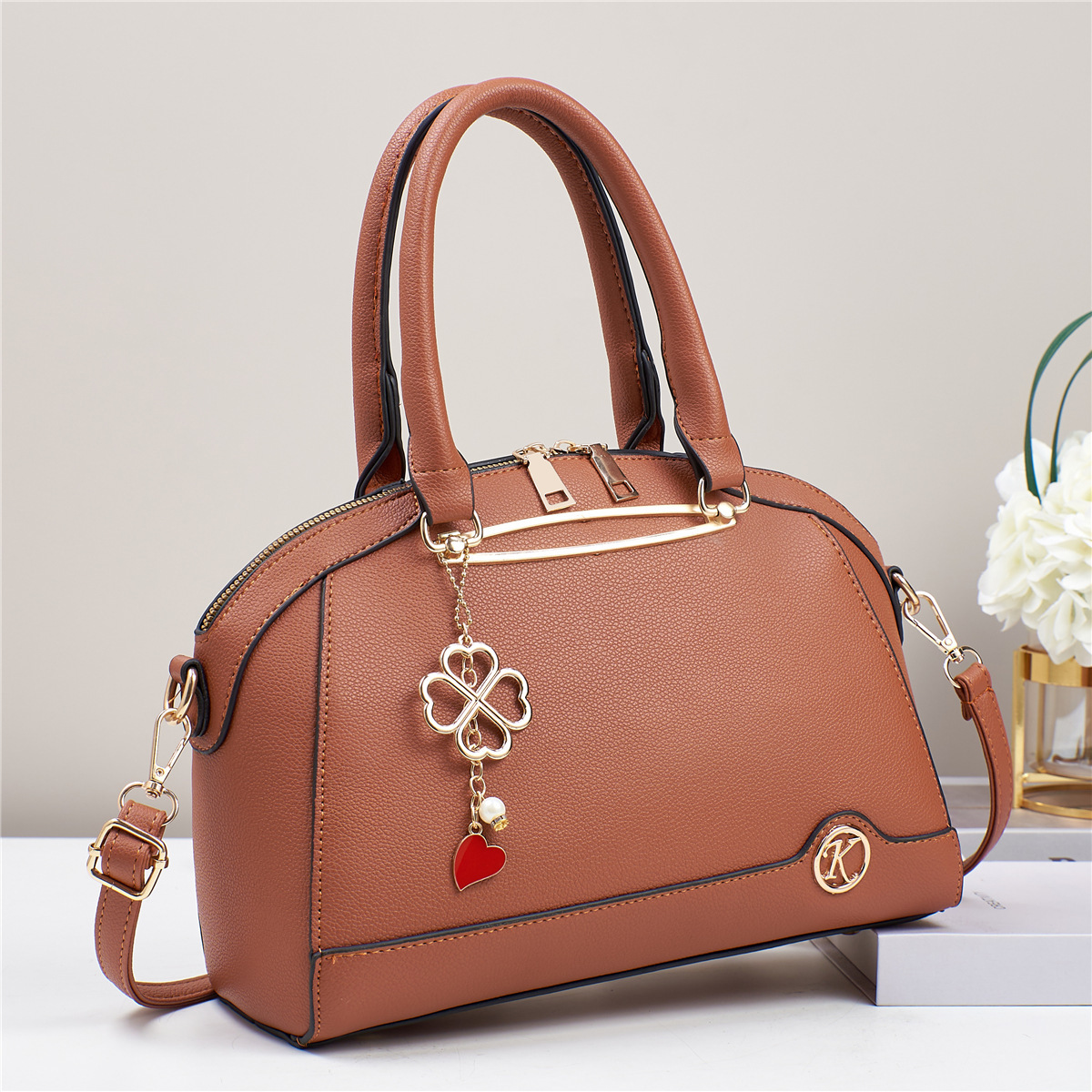 This year's popular handbag for women is the 2024 new high-end casual single-shoulder crossbody bag, a fashionable women's bag Application Scenario