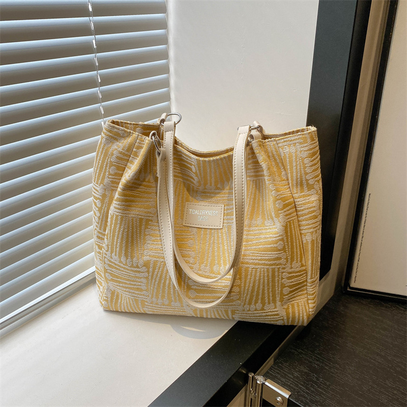 A new 2024 fashionable commuting single-shoulder bag for college students, a large-capacity striped tote bag for autumn full figure
