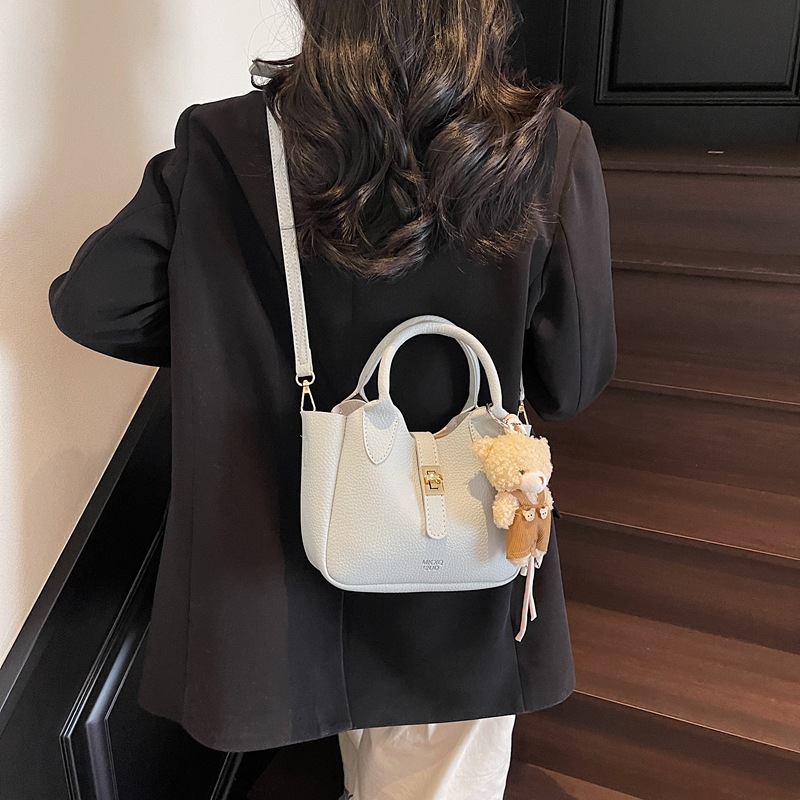 The 2025 new soft leather fashionable commuting hand-held bucket bag is a cute and versatile, stylish and casual single-shoulder crossbody bag Application Scenario