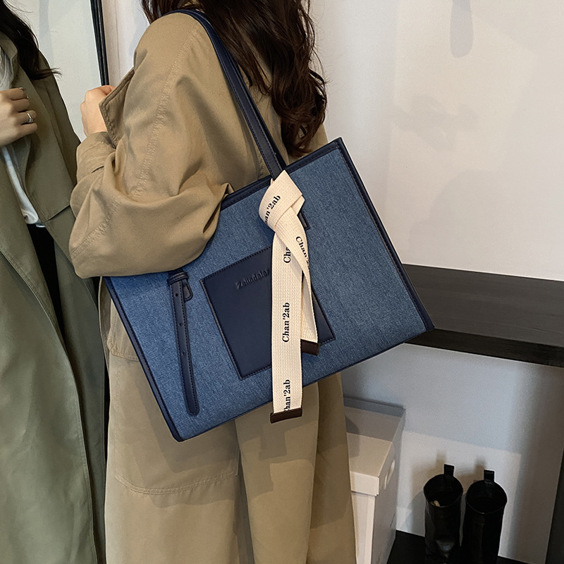 Denim bag, women's large-capacity underarm bag, 2024 new versatile casual shoulder bag, high-end commuter tote bag Application Scenario