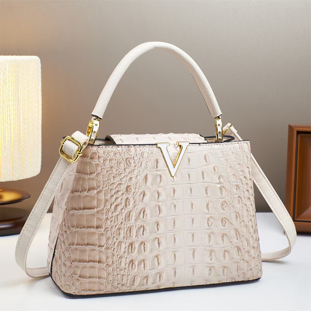 Cross-border foreign trade 2025 Best-selling crocodile pattern V-shaped handbag, large-capacity tote bag, light luxury and high-end single-shoulder bag full figure