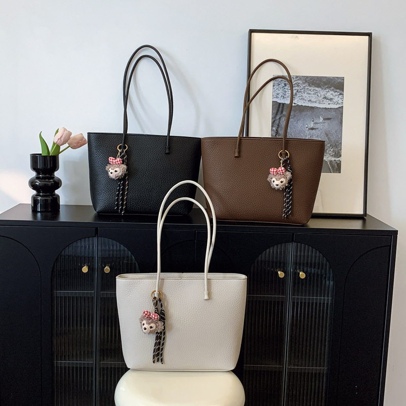 Cross-border high-end tote bag for women, large capacity 2025 new spring, simple and versatile commuting bag, fashionable single-shoulder bag Application Scenario