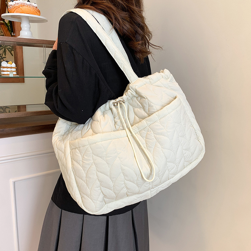 2025 New trendy Korean-style versatile single-shoulder bag, women's large-capacity casual commuting tote bag, quilted embroidered cotton jacket bag full figure