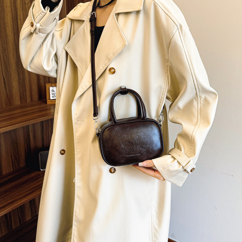 High-end soft leather bowling bag for women, 2024 new style, trendy, simple and fashionable handbag, elegant commuting crossbody bag Application Scenario
