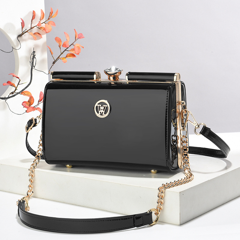 A new fashionable shiny leather crossbody bag with a steel clip design for foreign trade, a light luxury and niche single-shoulder bag with a versatile texture Application Scenario