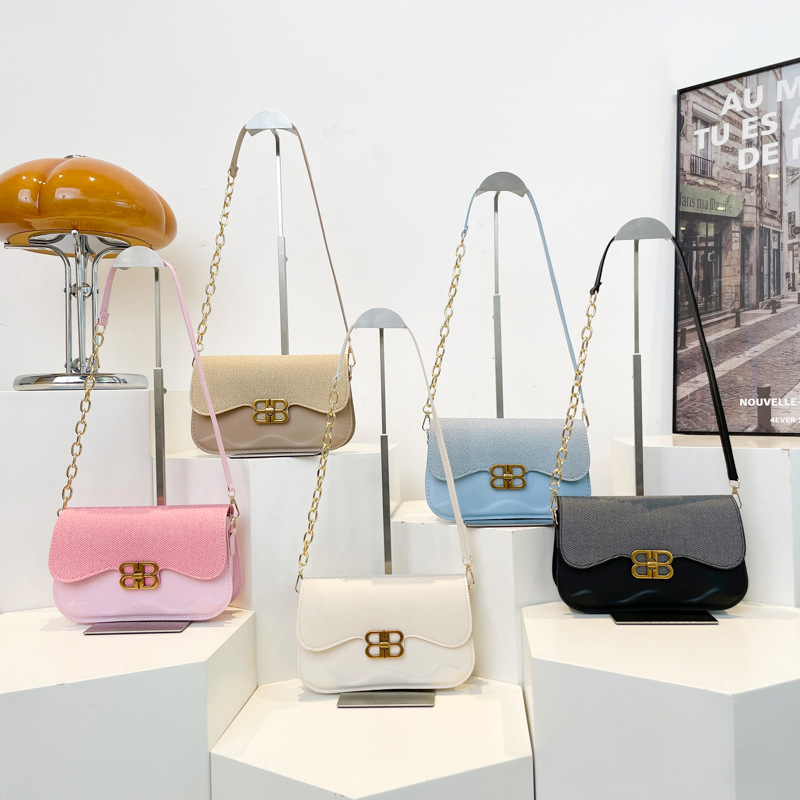 New high-end, trendy underarm women's bag, stylish chain bag, niche single-shoulder crossbody, versatile small square bag Application Scenario