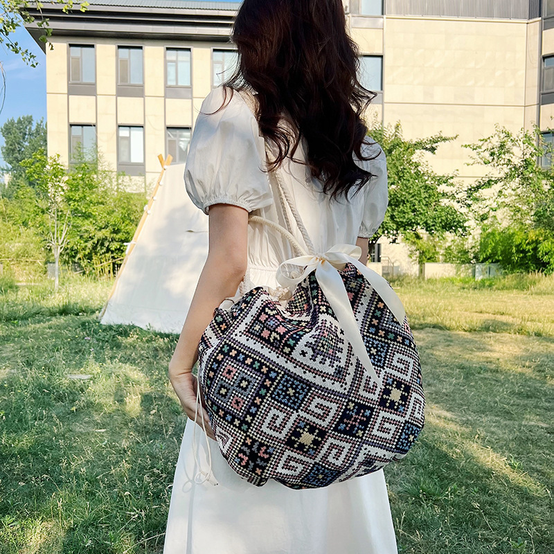 Summer 2025 new fashion handbag, large-capacity trendy single-shoulder bag, ethnic-style printed tote canvas bag details Picture