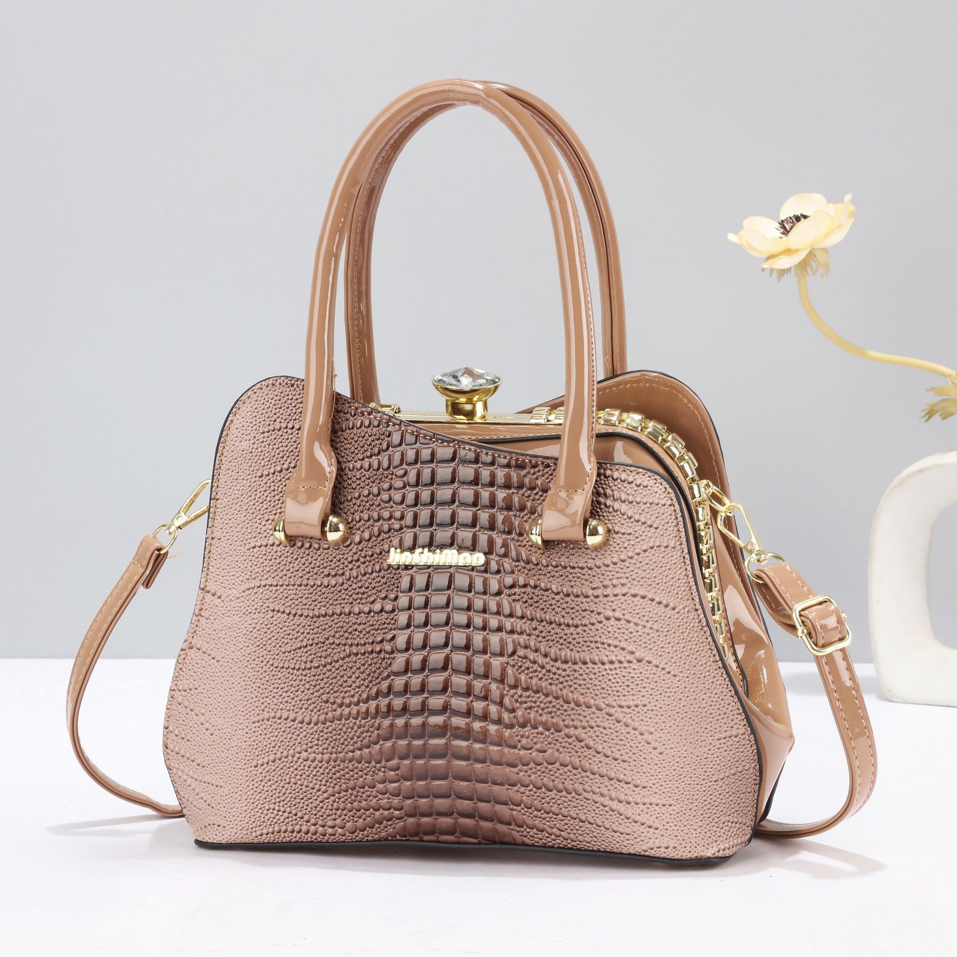 Bright leather crocodile pattern single-shoulder bag, new steel frame cross-border women's bag, trendy crossbody bag factory direct sales and consignment Application Scenario