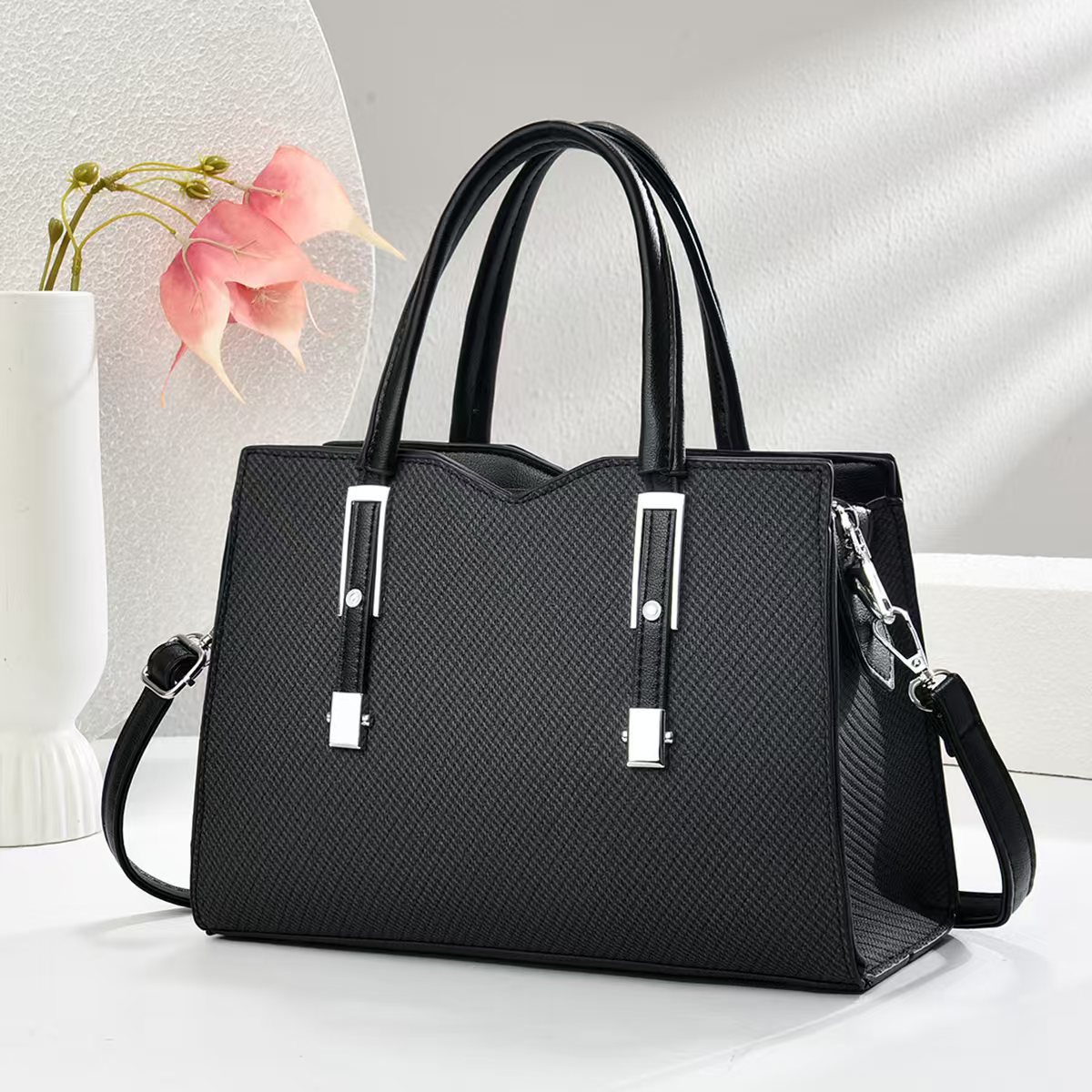 The new handbag of "Bag Girl 2025" is trendy and fashionable, with a large capacity. It is a cross-border versatile, simple and light luxury crossbody bag Specification drawing