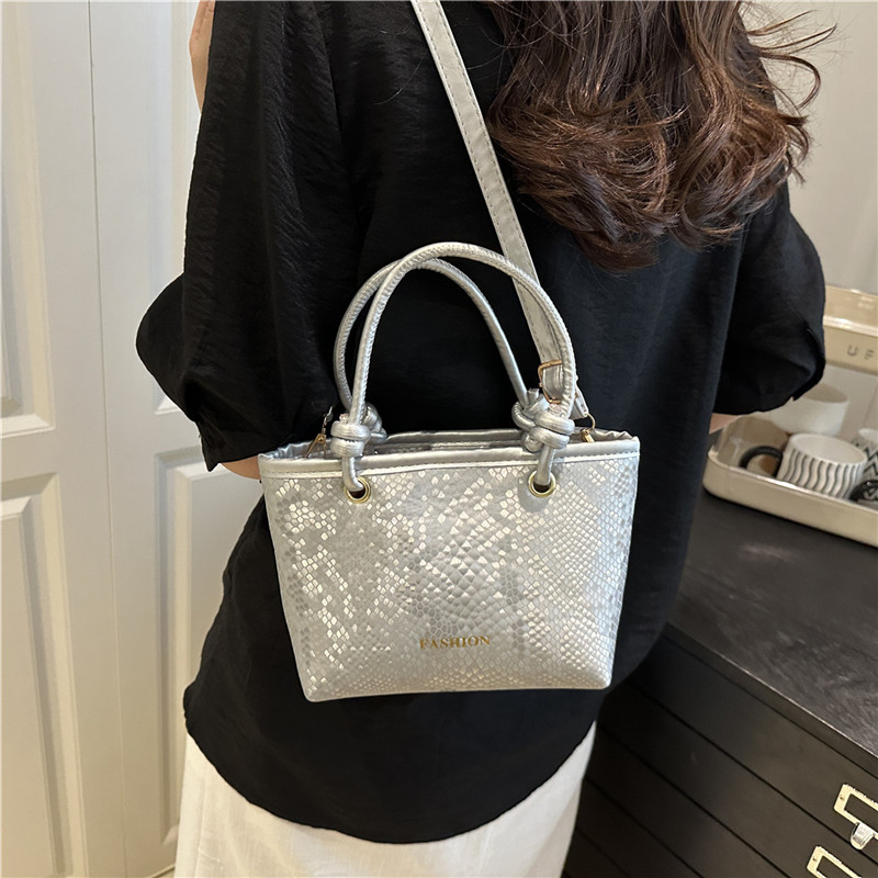 Fashion handbag women's bag 2025 Summer new style retro single-shoulder bag, trendy bucket bag, simple and casual crossbody bag details Picture