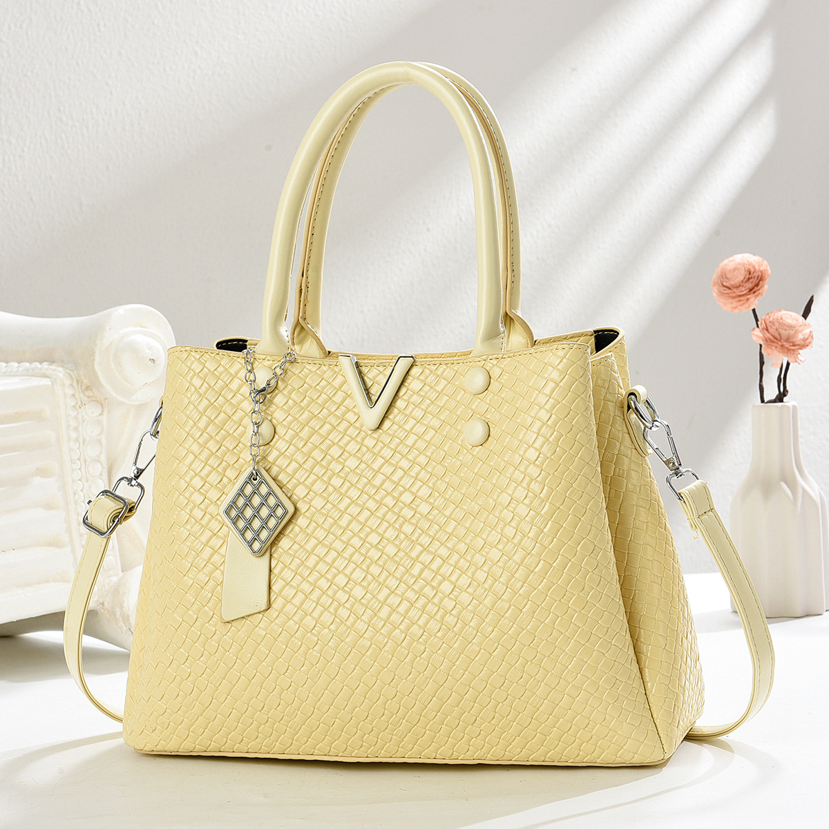 Ladies' large-capacity bag 2025 new woven material practical handbag, elegant and high-end crossbody bag for commuting details Picture