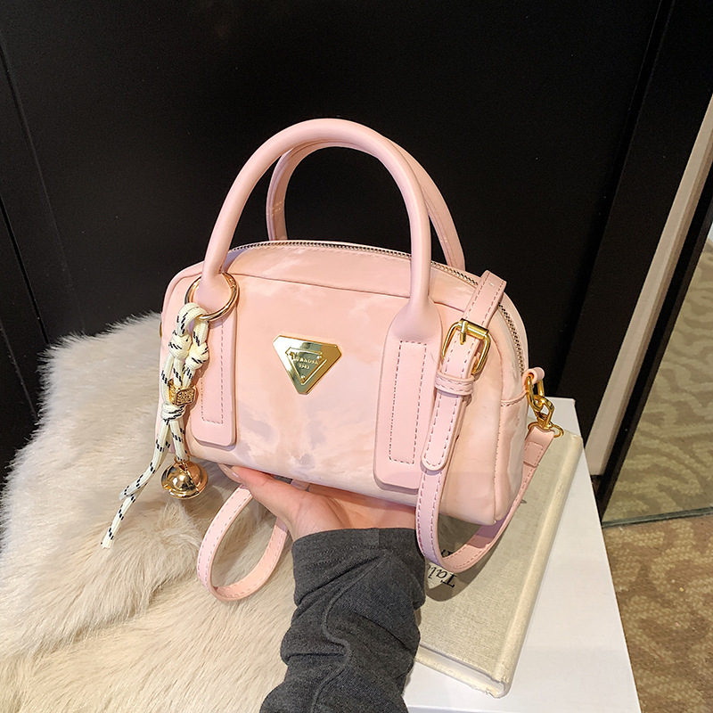 A stylish and casual bowling bag of 2025 style, retro and high-end, simple and versatile single-shoulder bag, trendy women's bag full figure