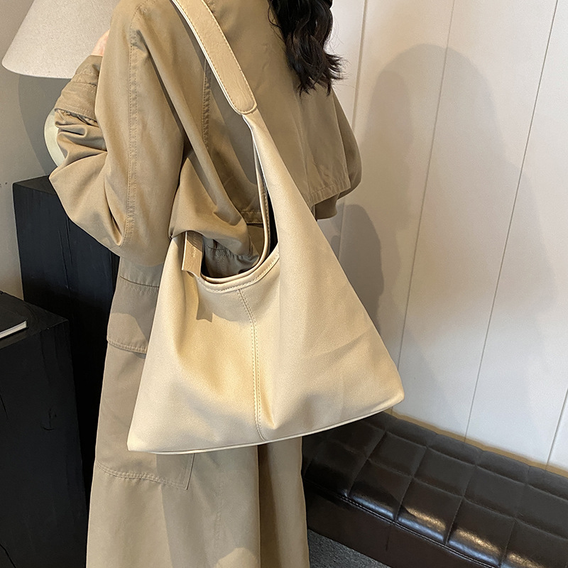 Matte retro bag, large-capacity underarm bag, 2024 new casual single-shoulder bag, tote bag for work and commuting Application Scenario