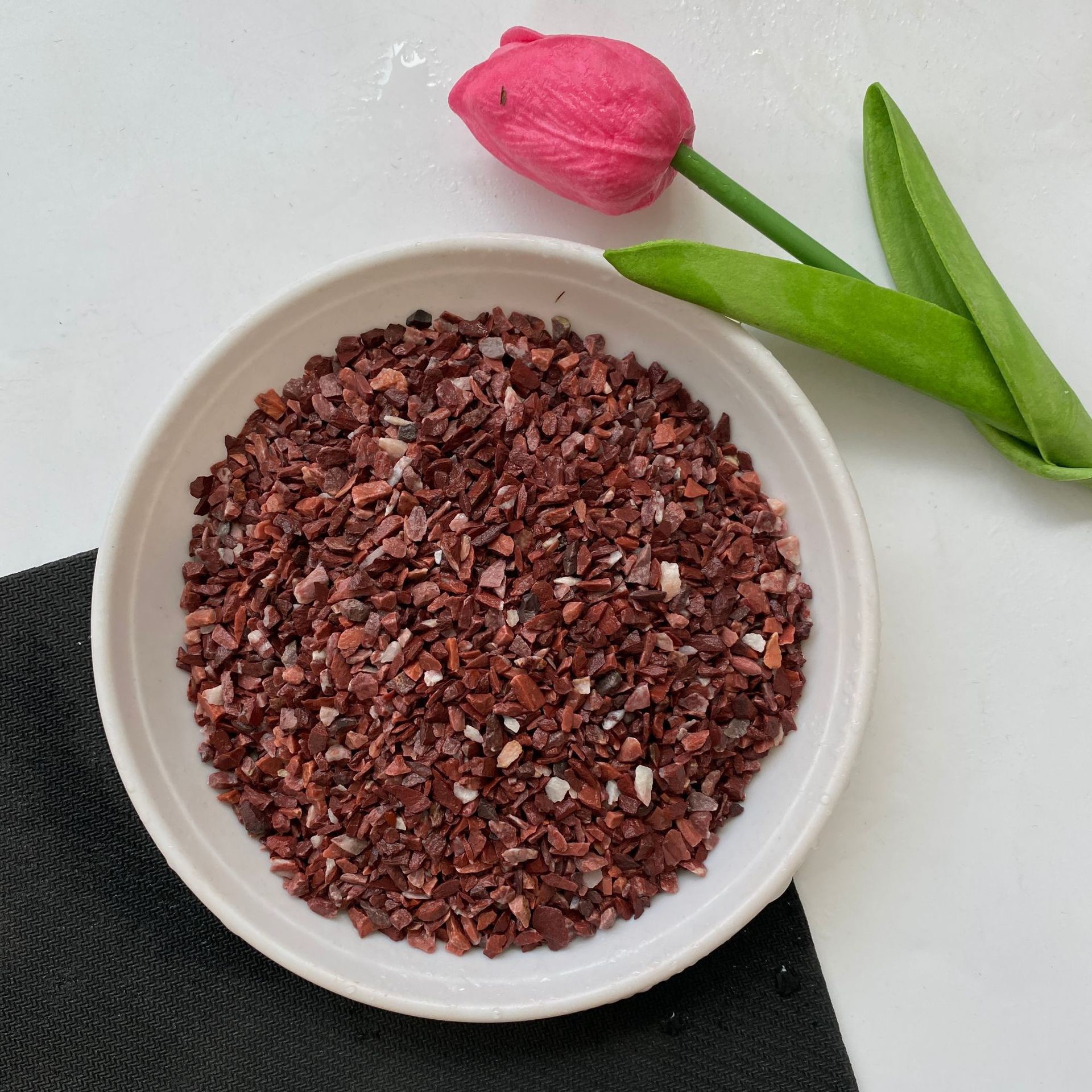 The manufacturer wholesals red crushed stones, gravel, garden landscaping stones, adhesive pavement, basement floor and red stones details Picture