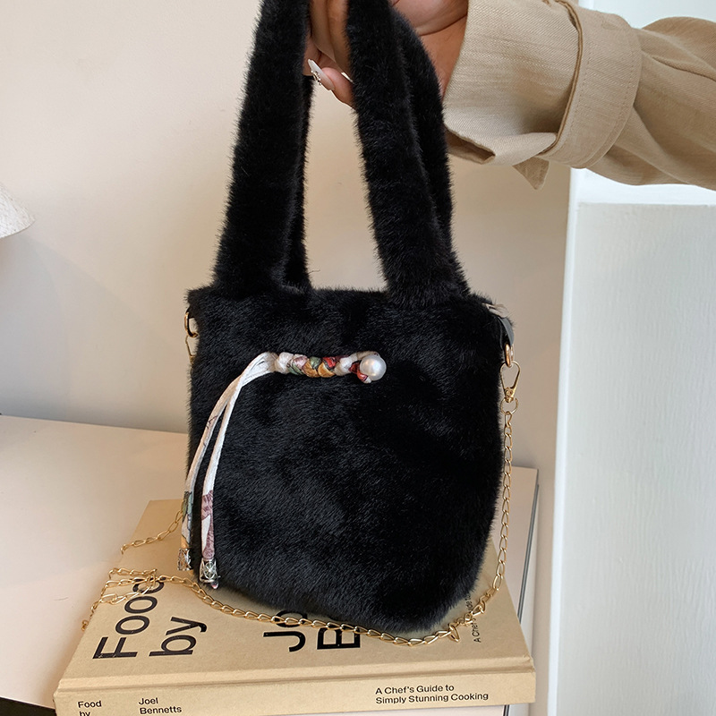 The new plush bag features a fashionable and niche design, a simple single-shoulder bag, and a Korean-style, artistic, retro, casual and versatile crossbody bag details Picture