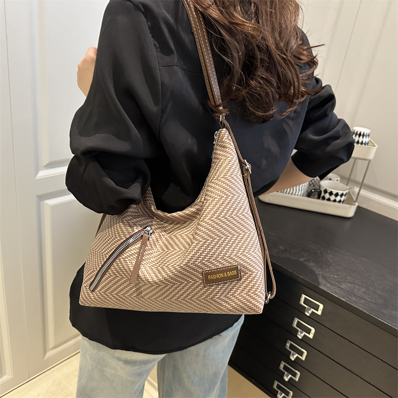 Spring 2025 new style: fresh and sweet, with a sense of weaving and straw weaving, trendy women's bag, single-shoulder bag, crossbody bag details Picture