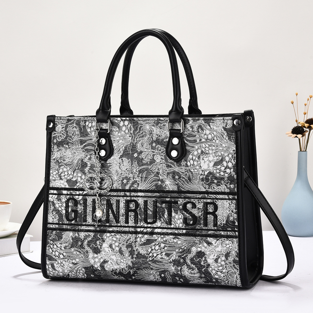 The 2025 new national trend women's bag features a fashionable and high-quality lettered tote bag with large capacity and a single-shoulder handbag full figure