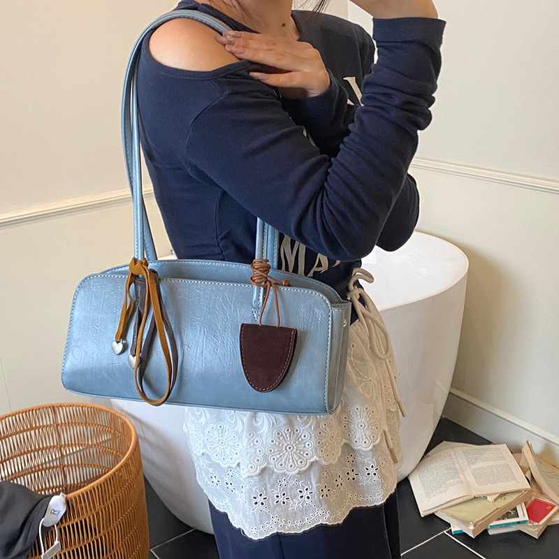 Cross-border large-capacity underarm hand-held pillow bag for women 2025 New style high-end commuting matte single-shoulder Boston bag Application Scenario