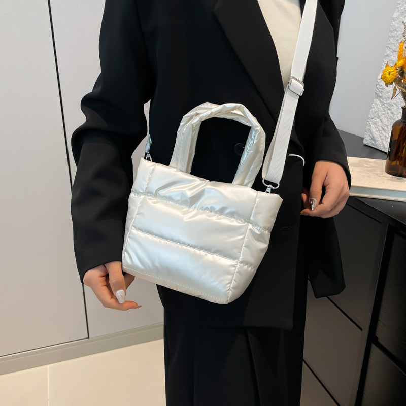 A cute and versatile winter cotton-padded jacket bag, a fashionable and individual hand-held cream puff bag, and a single-shoulder crossbody bucket bag details Picture