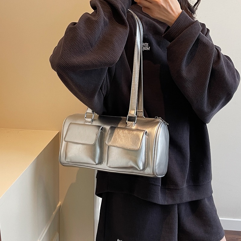 Korean style fashionable and high-end texture hand-held motorcycle underarm bag for women, 2025 new simple and niche design single-shoulder bag Application Scenario