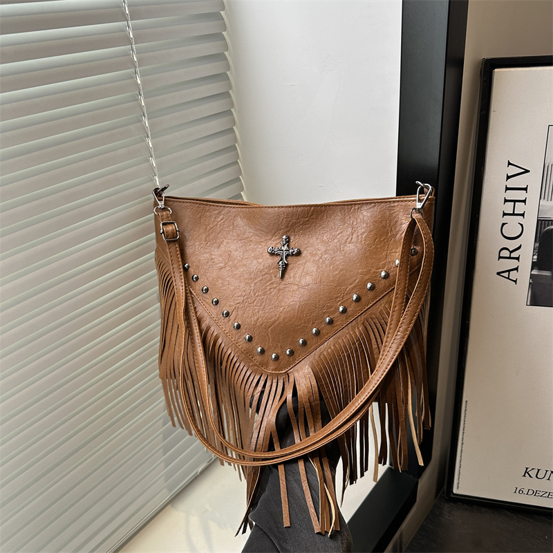 Large-capacity women's 2025 summer new style fashionable retro single-shoulder crossbody bag, high-end quality rivet tassel bag full figure