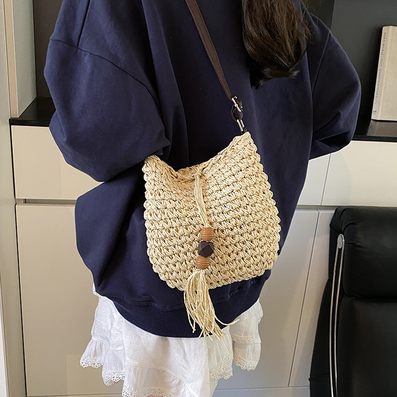 Hollowed-out straw woven beach vacation handbag for women, 2025 new fringed single-shoulder bag, versatile bucket bag for travel Specification drawing