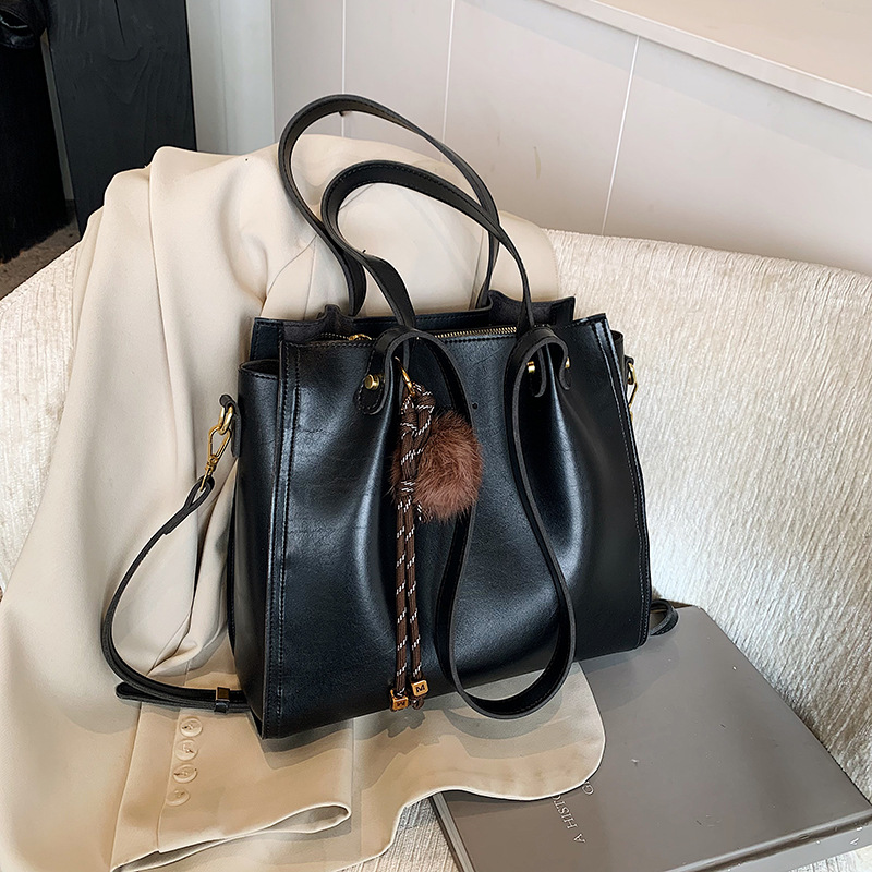 A large capacity tote bag for work commuting, a new retro, trendy, casual and high-end quality single-shoulder bag for women in 2025 details Picture