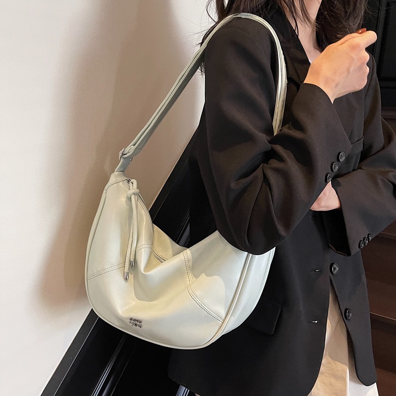 Casual soft dumpling bag for ladies, simple and stylish single-shoulder armpit bag, 2025 new style, large crossbody bag for class and commuting Application Scenario