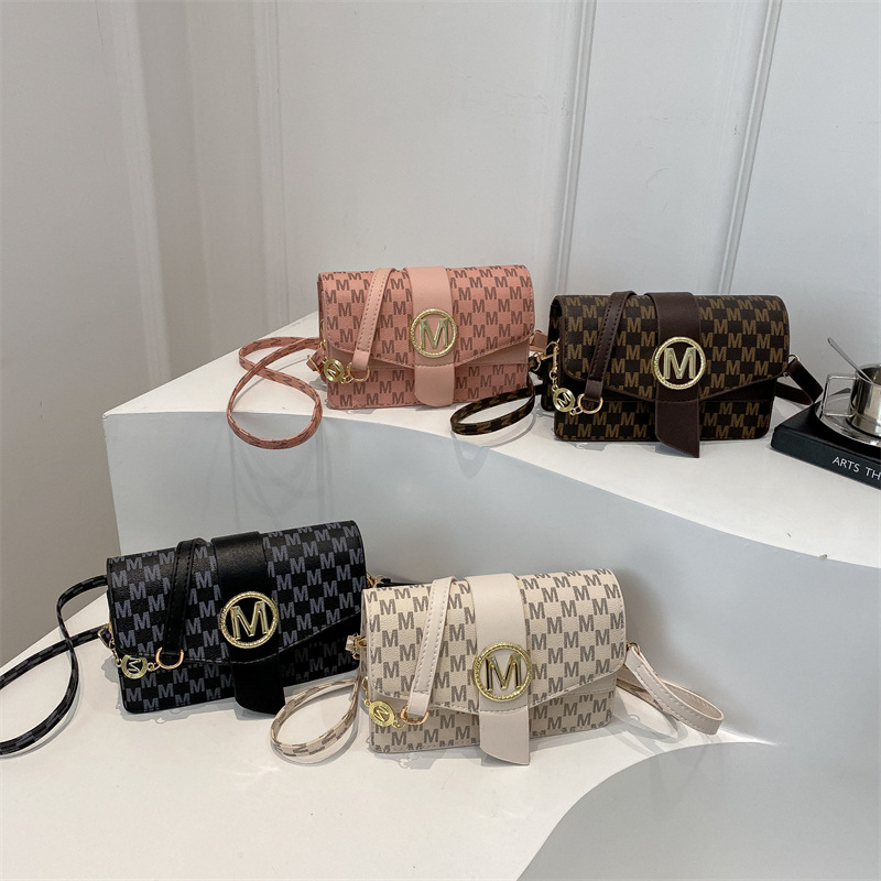 ins French retro women's bag 2025 Spring New Style, fashionable and simple small square bag, stylish commuter crossbody bag Application Scenario