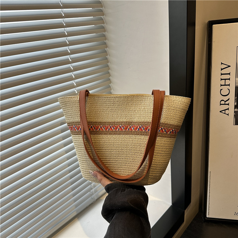 Seaside vacation beach bag for women 2025 New style contrasting color woven single-shoulder bag, large capacity underarm straw woven bucket bag full figure
