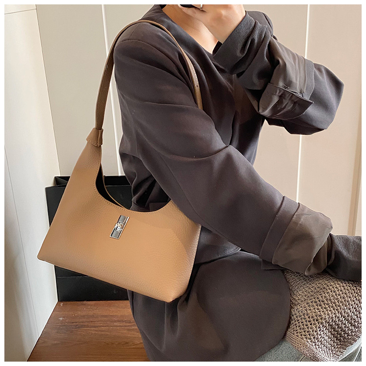 The new Spring/Summer 2025 trendy and simple hand-held underarm bag for women, a fashionable daily commuting single-shoulder crossbody bag Application Scenario