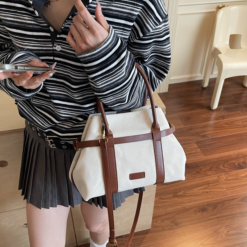 The 2025 new style of fashionable single-shoulder bag, high-end crossbody bag, color-blocking hand-held mother-and-child bag, versatile tote bag details Picture