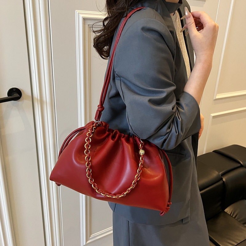 The 2025 new spring/summer high-end style lucky bag, soft leather, stylish cloud bag, drawstring, fashionable and versatile single-shoulder crossbody bag Application Scenario