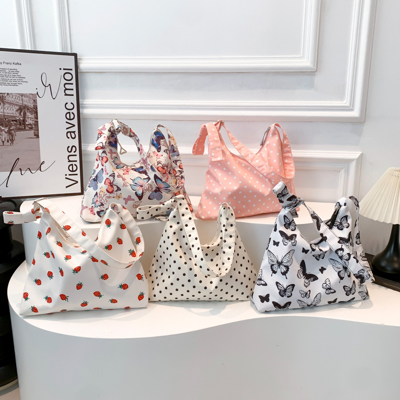 A small and versatile large-capacity tote bag, a new floral print bag for spring 2025, a single-shoulder crossbody bag for commuting Application Scenario