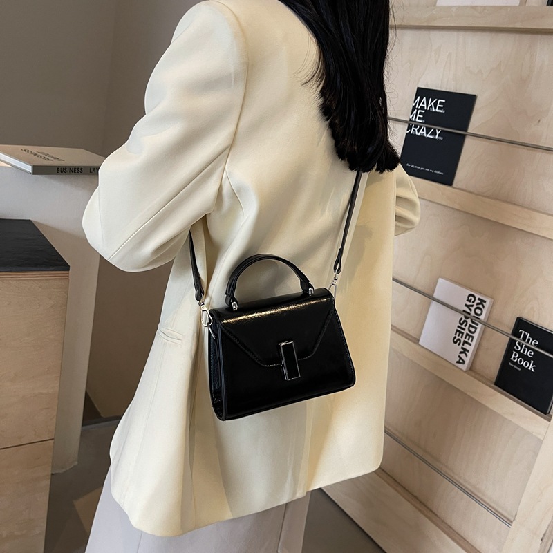 Korean-style fashionable small handbag for women 2025 Spring/Summer new simple crossbody underarm bag for work and commuting small square bag Specification drawing