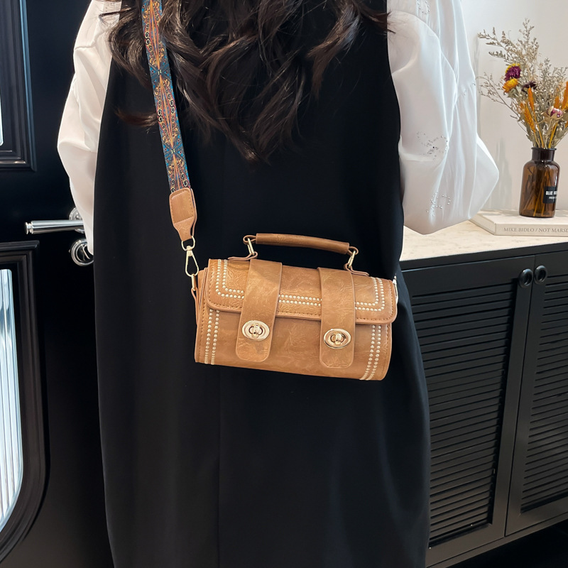 2025 New popular solid-color casual small bag for women, wide shoulder strap single-shoulder crossbody bag, fashionable small square bag Specification drawing