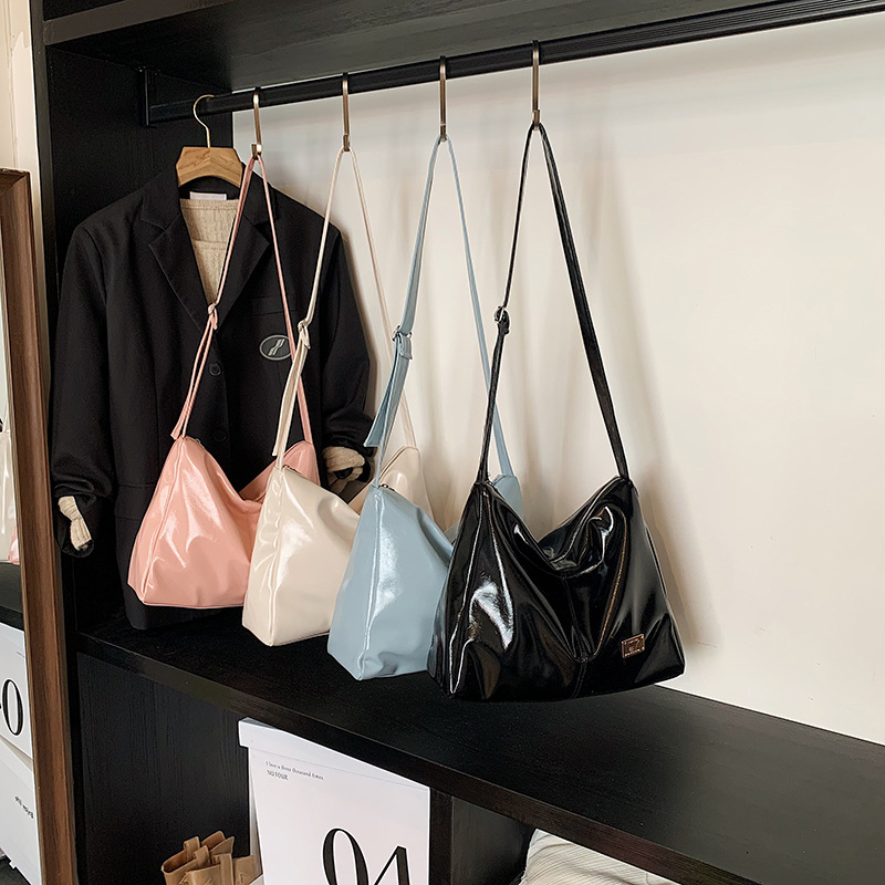 Spring 2025 new casual and simple tote bag for women's commuting to work, large-capacity single-shoulder bag, fashionable underarm bag Application Scenario