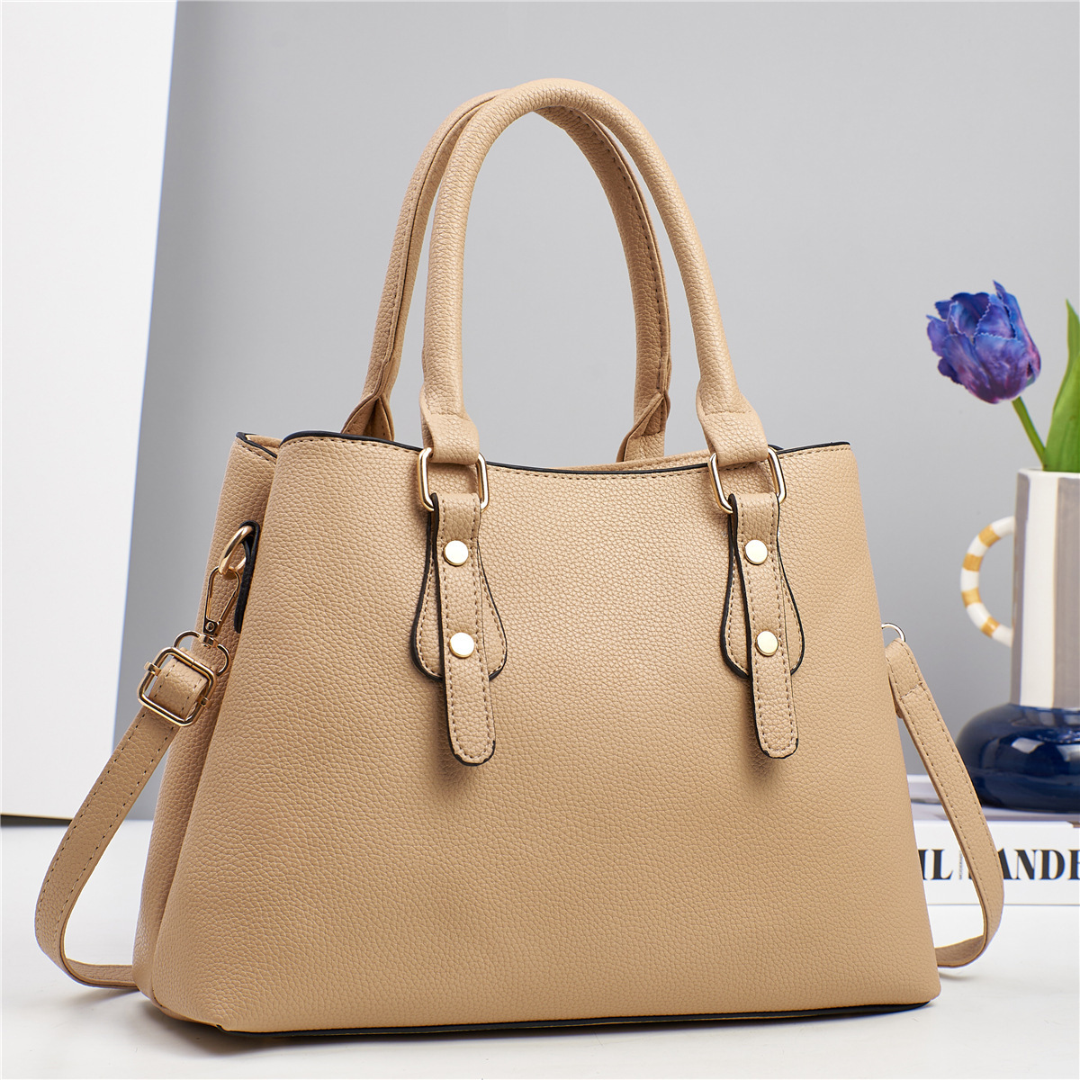 The new macaron multi-layer handbag is simple and fashionable. It is a cross-border single-shoulder bag with a high appearance level and a large capacity. It is a trendy crossbody bag Application Scenario