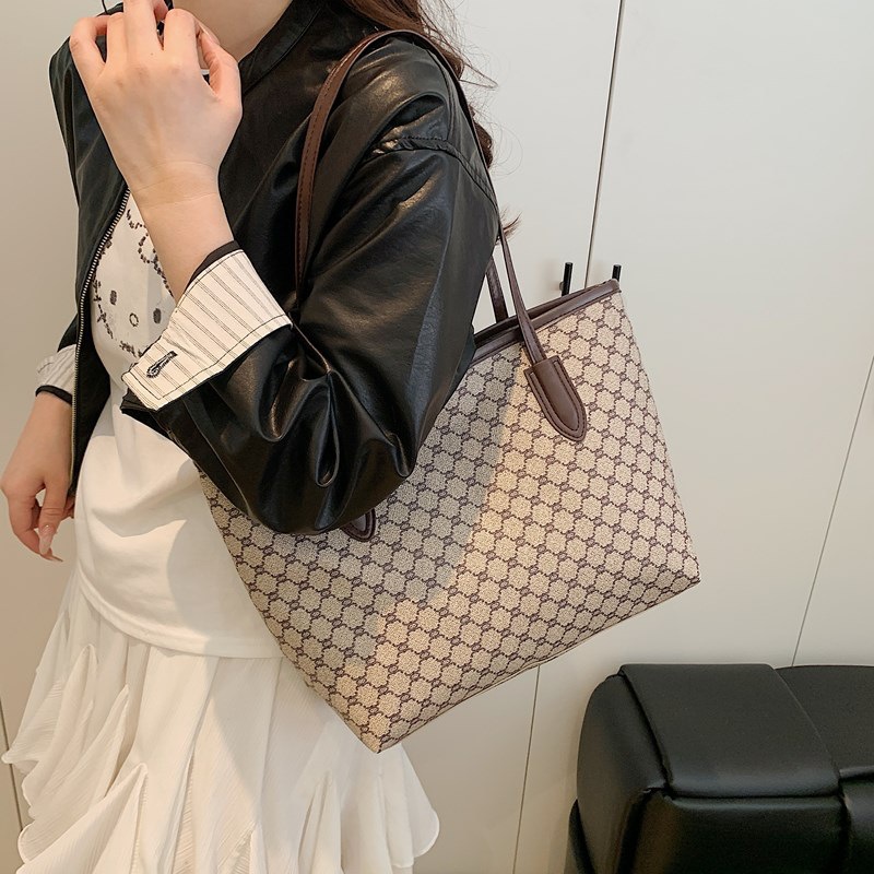 New Spring 2025 simple, fashionable, large-capacity, trendy commuting, large-capacity hand-held shoulder tote bag for women details Picture
