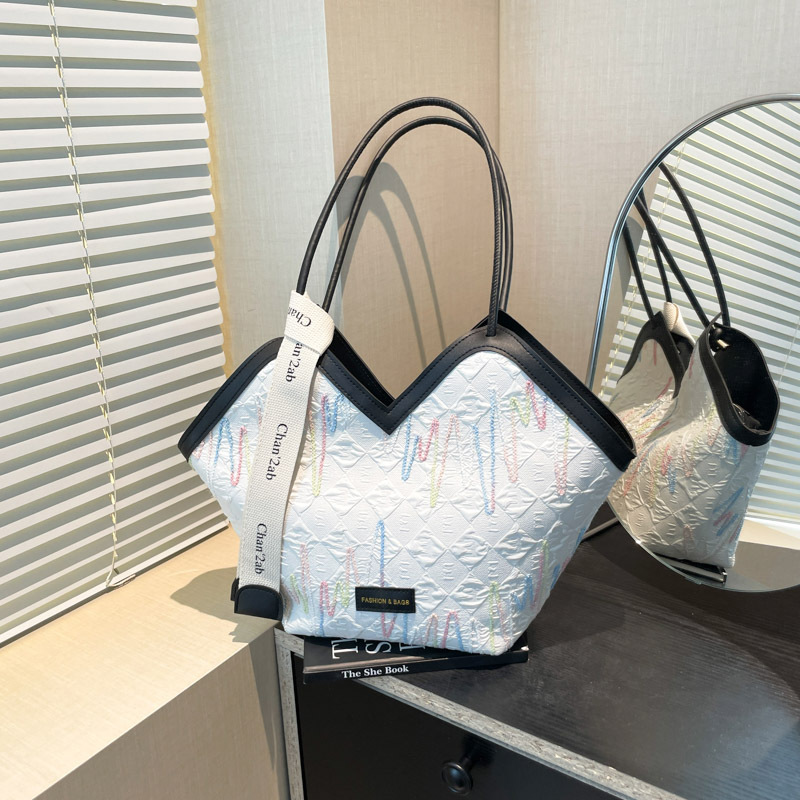 Fresh large-capacity Tote bag 2025 New style women's bag, summer casual and stylish single-shoulder college student commuting bag full figure