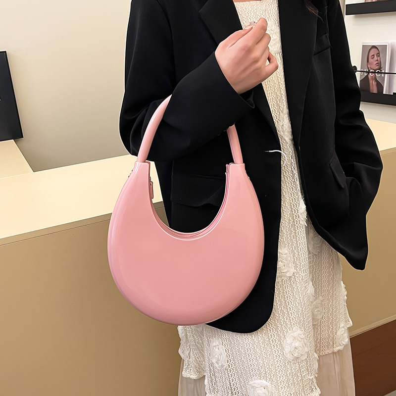 Cross-border fashion pleated bag for women 2025 Spring New Style, trendy retro casual cloud bag, simple crossbody handbag Application Scenario