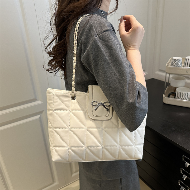 The new 2025 summer collection features a soft texture, diamond-shaped chain bag, a large-capacity tote bag, a trendy and fashionable shoulder bag, and a large bag details Picture