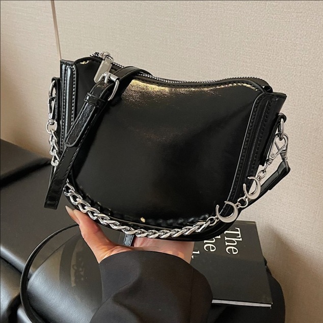 The 2025 new style, versatile and simple hand-held chain bag, is fashionable, individualistic and niche for women. It is a trendy single-shoulder crossbody bucket bag full figure