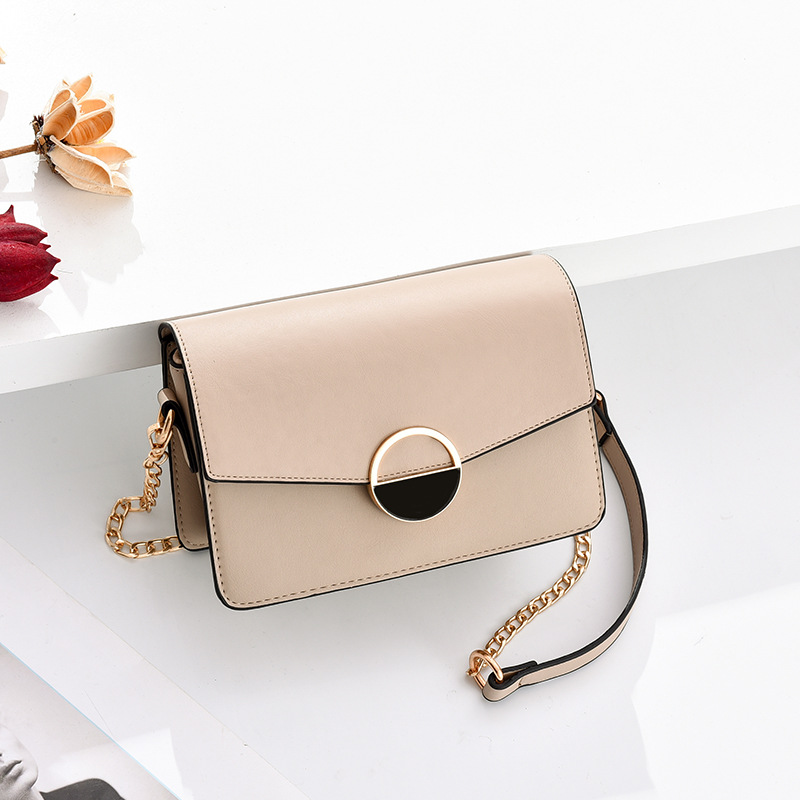 The new Spring/Summer 2024 fashionable crossbody bag for women, a Korean-style simple chain bag, a single-shoulder small square bag, is trendy details Picture
