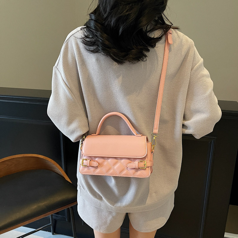 This high-end diamond-patterned embroidered thread commuting handbag is a trendy and casual small square bag for women in the spring of 2025 details Picture