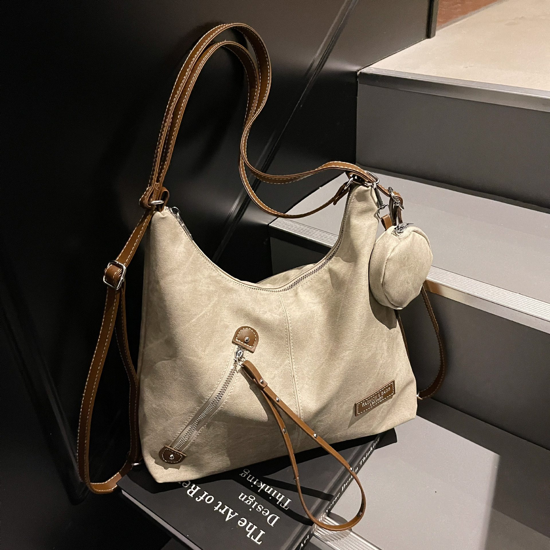Retro large-capacity commuter tote bag for women, 2025 new Korean version niche single-shoulder bag, multi-functional and fashionable backpack full figure