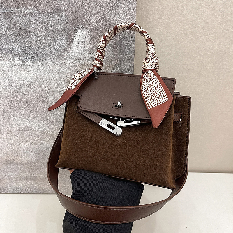 Retro matte hand-held Kelly bag for women 2024 new style fashionable casual shoulder bag, niche design trendy crossbody bag full figure