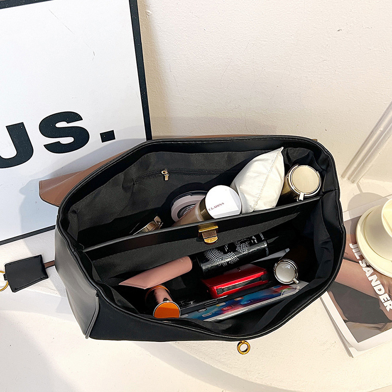 High-end suede single-shoulder crossbody bag for women, large-capacity commuter tote bag, fashionable and versatile underarm bag Application Scenario